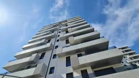 La entrega de las dos torres Páter marca un antes y un después en la evolución urbanística del barrio de La Lastra, en León. Esta misma semana, los 80 propietarios de estas viviendas comenzarán a recibir las llaves de unos pisos que simbolizan el despegue definitivo de una nueva etapa de crecimiento residencial en la zona.