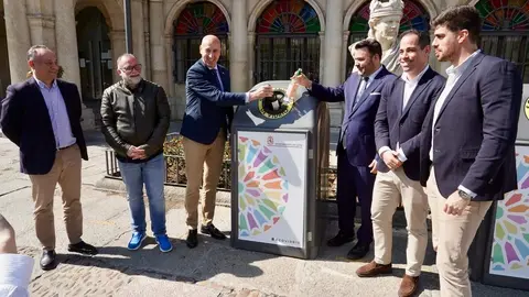 El alcalde de León, José Antonio Diez, presenta el Plan Integral León Recicla Vidrio junto al subdirector de la zona centro-norte de Ecovidrio, Ricardo Sevilla, y el presidente de la Asociación de Hostelería de León, Óscar García. Foto: Campillo.