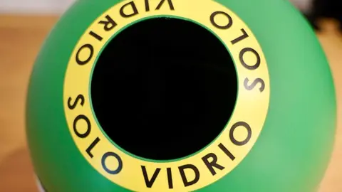 El alcalde de León, José Antonio Diez, presenta el Plan Integral León Recicla Vidrio junto al subdirector de la zona centro-norte de Ecovidrio, Ricardo Sevilla, y el presidente de la Asociación de Hostelería de León, Óscar García. Foto: Campillo.