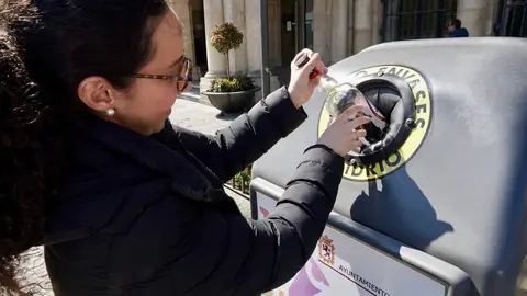 El alcalde de León, José Antonio Diez, presenta el Plan Integral León Recicla Vidrio junto al subdirector de la zona centro-norte de Ecovidrio, Ricardo Sevilla, y el presidente de la Asociación de Hostelería de León, Óscar García. Foto: Campillo.