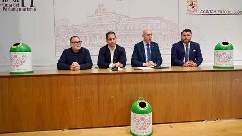 El alcalde de León, José Antonio Diez, presenta el Plan Integral León Recicla Vidrio junto al subdirector de la zona centro-norte de Ecovidrio, Ricardo Sevilla, y el presidente de la Asociación de Hostelería de León, Óscar García. Foto: Campillo.