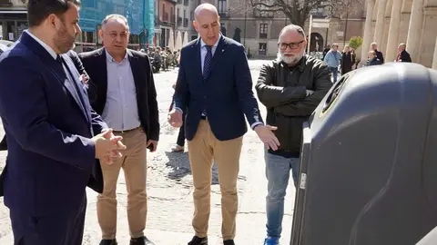 El alcalde de León, José Antonio Diez, presenta el Plan Integral León Recicla Vidrio junto al subdirector de la zona centro-norte de Ecovidrio, Ricardo Sevilla, y el presidente de la Asociación de Hostelería de León, Óscar García. Foto: Campillo.
