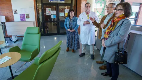 El gerente de la Gerencia de Asistencia Sanitaria del Bierzo, Juan Ortiz de Saracho (2I), junto al presidente de la Asociación Española Contra el Cáncer en León, Estanislao de Luis (2D), la presidenta de la Asociación Española Contra el Cáncer de Ponferrada, María Ángeles Martín (D), y la directora de Gestión y Servicios Generales en la Gerencia de Asistencia Sanitaria del Bierzo, Sara Alonso (I), durante la inauguración de la Sala de Respiro de Oncohematología del Hospital de El Bierzo. Foto: César Sánchez.