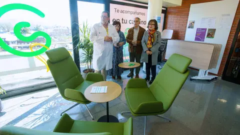 El gerente de la Gerencia de Asistencia Sanitaria del Bierzo, Juan Ortiz de Saracho (I), junto al presidente de la Asociación Española Contra el Cáncer en León, Estanislao de Luis (2D), la presidenta de la Asociación Española Contra el Cáncer de Ponferrada, María Ángeles Martín (D), y la directora de Gestión y Servicios Generales en la Gerencia de Asistencia Sanitaria del Bierzo, Sara Alonso (2I), durante la inauguración de la Sala de Respiro de Oncohematología del Hospital de El Bierzo. Foto: César Sánchez.