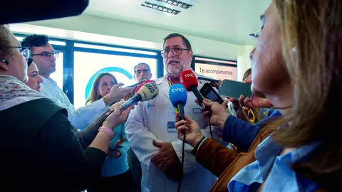 El gerente de la Gerencia de Asistencia Sanitaria del Bierzo, Juan Ortiz de Saracho, durante la inauguración de la Sala de Respiro de Oncohematología del Hospital de El Bierzo. Foto: César Sánchez.