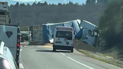 Un camión se vio implicado este lunes en un accidente en la autovía A-6 a su paso por el término municipal de Congosto. El suceso tuvo lugar a las 16:20 horas, según la información facilitada por el servicio de emergencias 112. Fotos: A.A.