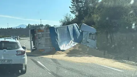 Un camión se vio implicado este lunes en un accidente en la autovía A-6 a su paso por el término municipal de Congosto. El suceso tuvo lugar a las 16:20 horas, según la información facilitada por el servicio de emergencias 112. Fotos: A.A.