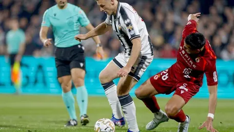 Un penalti en el último minuto de Chacón permite al equipo leonés sobrevivir ante un Castellón superior por momentos y seguir soñando con una milagrosa salvación