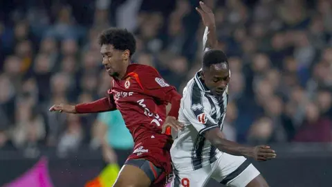 Un penalti en el último minuto de Chacón permite al equipo leonés sobrevivir ante un Castellón superior por momentos y seguir soñando con una milagrosa salvación