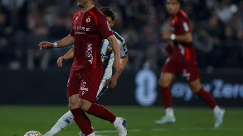 Un penalti en el último minuto de Chacón permite al equipo leonés sobrevivir ante un Castellón superior por momentos y seguir soñando con una milagrosa salvación)