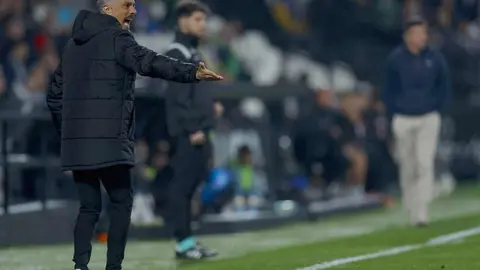 Un penalti en el último minuto de Chacón permite al equipo leonés sobrevivir ante un Castellón superior por momentos y seguir soñando con una milagrosa salvación