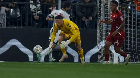 Un penalti en el último minuto de Chacón permite al equipo leonés sobrevivir ante un Castellón superior por momentos y seguir soñando con una milagrosa salvación