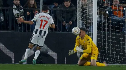 Un penalti en el último minuto de Chacón permite al equipo leonés sobrevivir ante un Castellón superior por momentos y seguir soñando con una milagrosa salvación