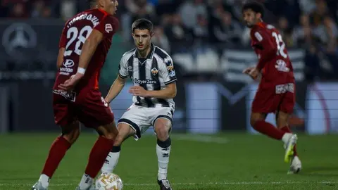 Un penalti en el último minuto de Chacón permite al equipo leonés sobrevivir ante un Castellón superior por momentos y seguir soñando con una milagrosa salvación