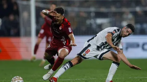 Un penalti en el último minuto de Chacón permite al equipo leonés sobrevivir ante un Castellón superior por momentos y seguir soñando con una milagrosa salvación