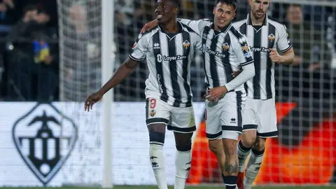 Un penalti en el último minuto de Chacón permite al equipo leonés sobrevivir ante un Castellón superior por momentos y seguir soñando con una milagrosa salvación