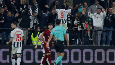 Un penalti en el último minuto de Chacón permite al equipo leonés sobrevivir ante un Castellón superior por momentos y seguir soñando con una milagrosa salvación