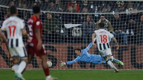 Un penalti en el último minuto de Chacón permite al equipo leonés sobrevivir ante un Castellón superior por momentos y seguir soñando con una milagrosa salvación