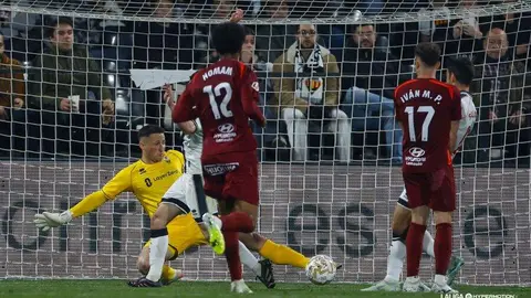 Un penalti en el último minuto de Chacón permite al equipo leonés sobrevivir ante un Castellón superior por momentos y seguir soñando con una milagrosa salvación