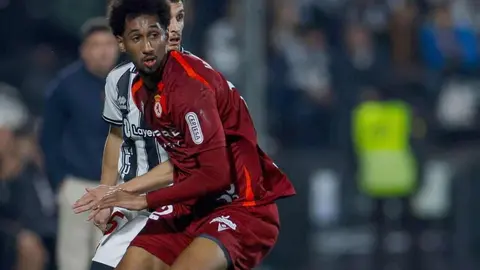 Un penalti en el último minuto de Chacón permite al equipo leonés sobrevivir ante un Castellón superior por momentos y seguir soñando con una milagrosa salvación