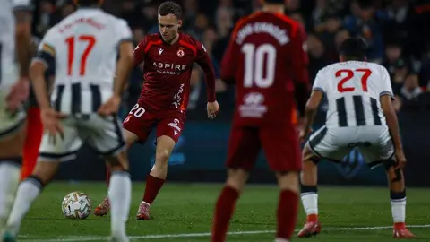 Un penalti en el último minuto de Chacón permite al equipo leonés sobrevivir ante un Castellón superior por momentos y seguir soñando con una milagrosa salvación