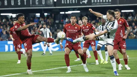 Un penalti en el último minuto de Chacón permite al equipo leonés sobrevivir ante un Castellón superior por momentos y seguir soñando con una milagrosa salvación