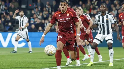 Un penalti en el último minuto de Chacón permite al equipo leonés sobrevivir ante un Castellón superior por momentos y seguir soñando con una milagrosa salvación