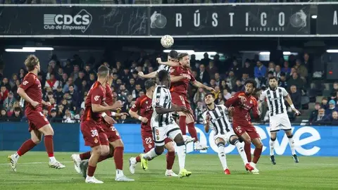 Un penalti en el último minuto de Chacón permite al equipo leonés sobrevivir ante un Castellón superior por momentos y seguir soñando con una milagrosa salvación