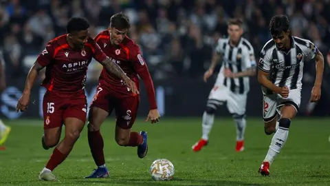 Un penalti en el último minuto de Chacón permite al equipo leonés sobrevivir ante un Castellón superior por momentos y seguir soñando con una milagrosa salvación