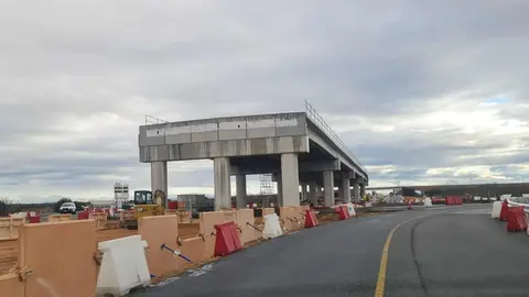 La transformación del tramo de la N-120 a la altura del kilómetro 319, en el entorno de Villadangos del Páramo, avanza con una intervención de gran envergadura que modificará de forma sustancial la movilidad en el principal eje viario del centro de la provincia de León.