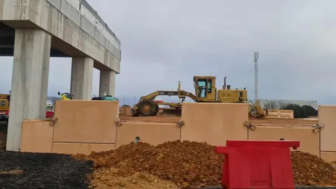 La transformación del tramo de la N-120 a la altura del kilómetro 319, en el entorno de Villadangos del Páramo, avanza con una intervención de gran envergadura que modificará de forma sustancial la movilidad en el principal eje viario del centro de la provincia de León.