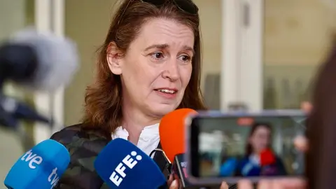 Los agraciados con el Gordo de la Lotería de Navidad de Villamanín acuden a cobrar el premio. Foto: Campillo.