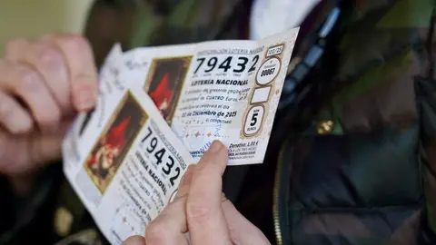 Los agraciados con el Gordo de la Lotería de Navidad de Villamanín acuden a cobrar el premio. Foto: Campillo.
