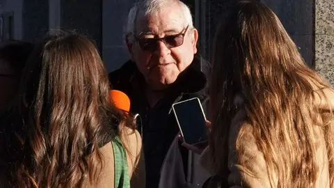 Los agraciados con el Gordo de la Lotería de Navidad de Villamanín acuden a cobrar el premio. Foto: Campillo.