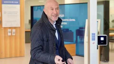 Los agraciados con el Gordo de la Lotería de Navidad de Villamanín acuden a cobrar el premio. Foto: Campillo.