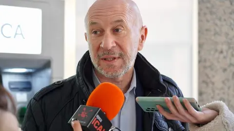 Los agraciados con el Gordo de la Lotería de Navidad de Villamanín acuden a cobrar el premio. Foto: Campillo.