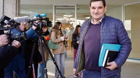 Los agraciados con el Gordo de la Lotería de Navidad de Villamanín acuden a cobrar el premio. Foto: Campillo.