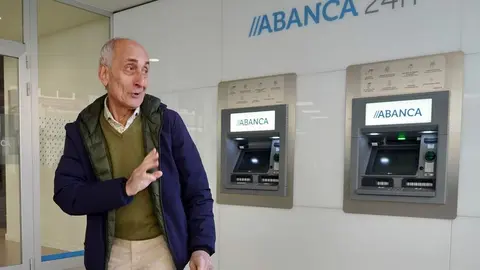 Los agraciados con el Gordo de la Lotería de Navidad de Villamanín acuden a cobrar el premio. Foto: Campillo.