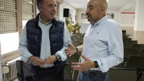 El secretario general de UGT Castilla y León, Óscar Lobo (D), junto al secretario general de UGT Bierzo, Omar Rodríguez (I), durante el Comité Constituyente de UGT Bierzo. Foto: César Sánchez.