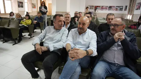 El secretario general de UGT Castilla y León, Óscar Lobo (C), junto al secretario general de UGT Bierzo, Omar Rodríguez (I), durante el Comité Constituyente de UGT Bierzo. Foto: César Sánchez.