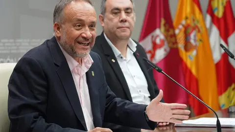 El presidente de la Diputación de León, Gerardo Álvarez Courel, y el vicepresidente Valentín Martínez ofrecen una rueda de prensa sobre varios de los asuntos que se debatirán en el pleno ordinario de este mes de marzo. Foto: Campillo.