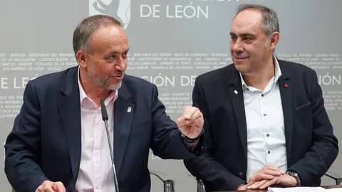 El presidente de la Diputación de León, Gerardo Álvarez Courel, y el vicepresidente Valentín Martínez ofrecen una rueda de prensa sobre varios de los asuntos que se debatirán en el pleno ordinario de este mes de marzo. Foto: Campillo.