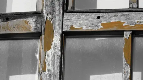 El Ayuntamiento de Astorga ha ejecutado nuevas actuaciones en la Casa Panero centradas en la reparación y conservación de sus carpinterías exteriores de madera, unos elementos que presentaban un acusado deterioro por el paso del tiempo.