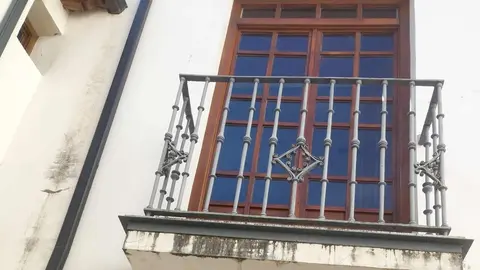 El Ayuntamiento de Astorga ha ejecutado nuevas actuaciones en la Casa Panero centradas en la reparación y conservación de sus carpinterías exteriores de madera, unos elementos que presentaban un acusado deterioro por el paso del tiempo.