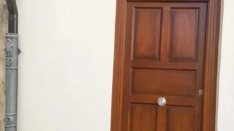 El Ayuntamiento de Astorga ha ejecutado nuevas actuaciones en la Casa Panero centradas en la reparación y conservación de sus carpinterías exteriores de madera, unos elementos que presentaban un acusado deterioro por el paso del tiempo.