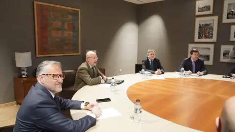 El presidente del PP de Castilla y León, Alfonso Fernández Mañueco, acompañado por miembros de su formación, se reúne con el candidato de Vox, Carlos Pollán, y otros dirigentes de este partido, tras las pasadas elecciones autonómicas. Foto: Rubén Cacho.