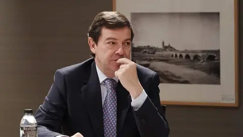 El presidente del PP de Castilla y León, Alfonso Fernández Mañueco, acompañado por miembros de su formación, se reúne con el candidato de Vox, Carlos Pollán, y otros dirigentes de este partido, tras las pasadas elecciones autonómicas. Foto: Rubén Cacho.