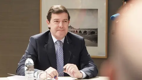 El presidente del PP de Castilla y León, Alfonso Fernández Mañueco, acompañado por miembros de su formación, se reúne con el candidato de Vox, Carlos Pollán, y otros dirigentes de este partido, tras las pasadas elecciones autonómicas. Foto: Rubén Cacho.