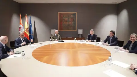 El presidente del PP de Castilla y León, Alfonso Fernández Mañueco, acompañado por miembros de su formación, se reúne con el candidato de Vox, Carlos Pollán, y otros dirigentes de este partido, tras las pasadas elecciones autonómicas. Foto: Rubén Cacho.