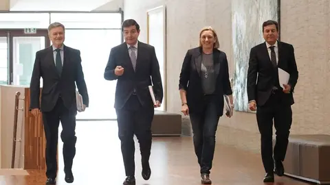 El presidente del PP de Castilla y León, Alfonso Fernández Mañueco, acompañado por miembros de su formación, se reúne con el candidato de Vox, Carlos Pollán, y otros dirigentes de este partido, tras las pasadas elecciones autonómicas. Foto: Rubén Cacho.